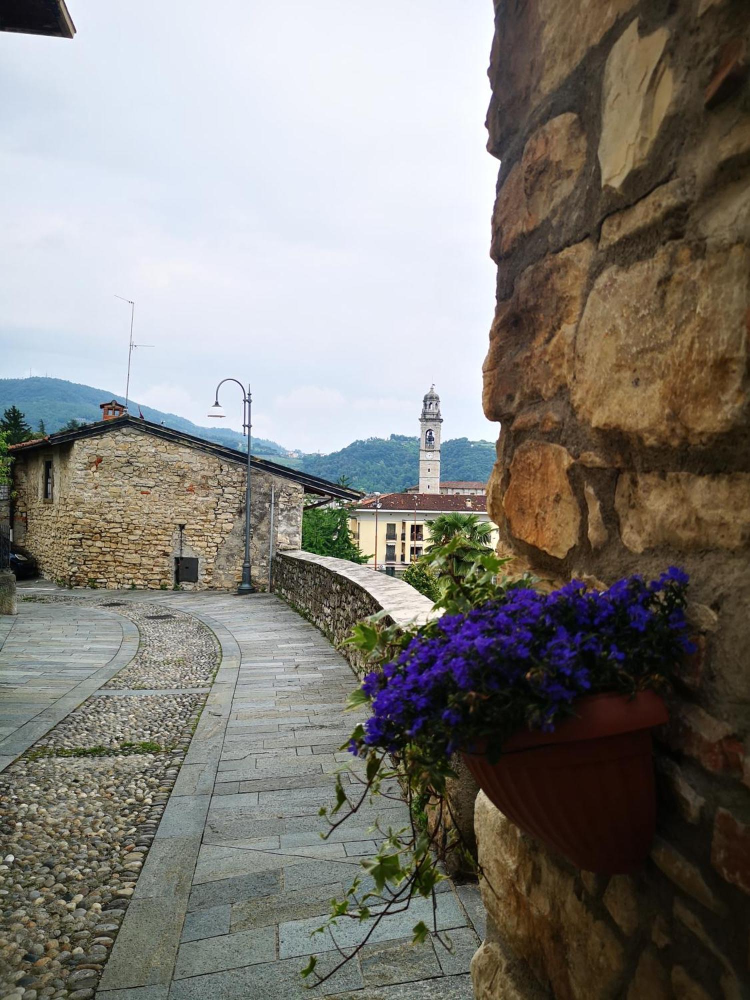Il Piazzolo, Un Angolo Di Storia Carobbio degli Angeli Luaran gambar