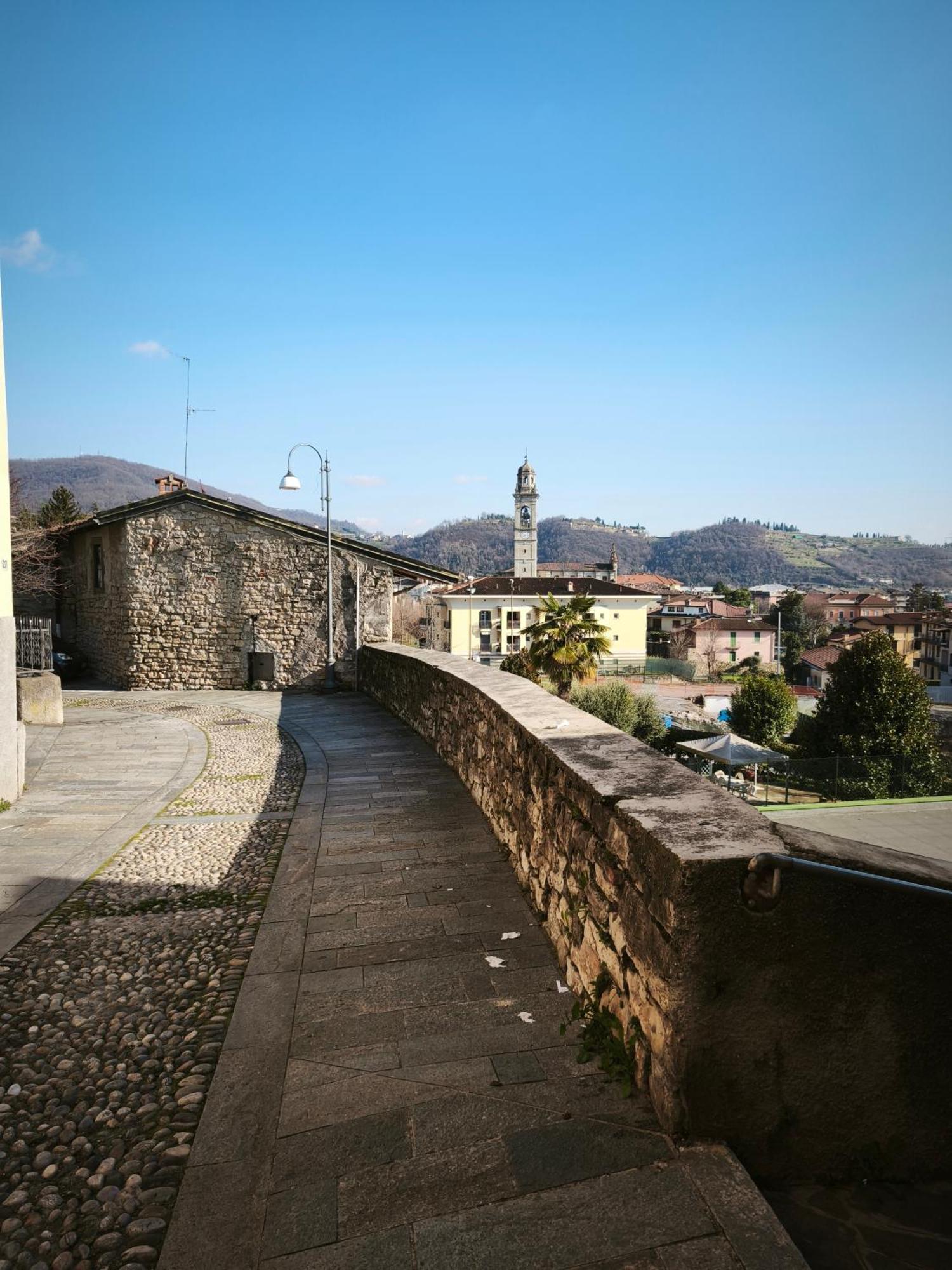 Il Piazzolo, Un Angolo Di Storia Carobbio degli Angeli Luaran gambar