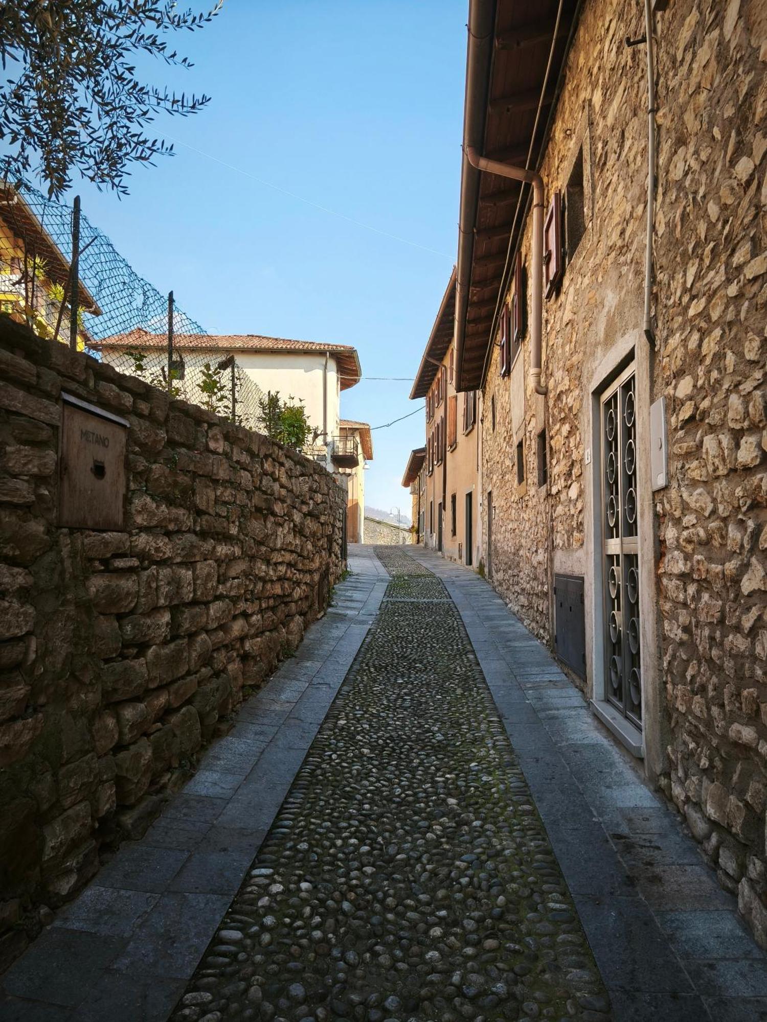 Il Piazzolo, Un Angolo Di Storia Carobbio degli Angeli Luaran gambar